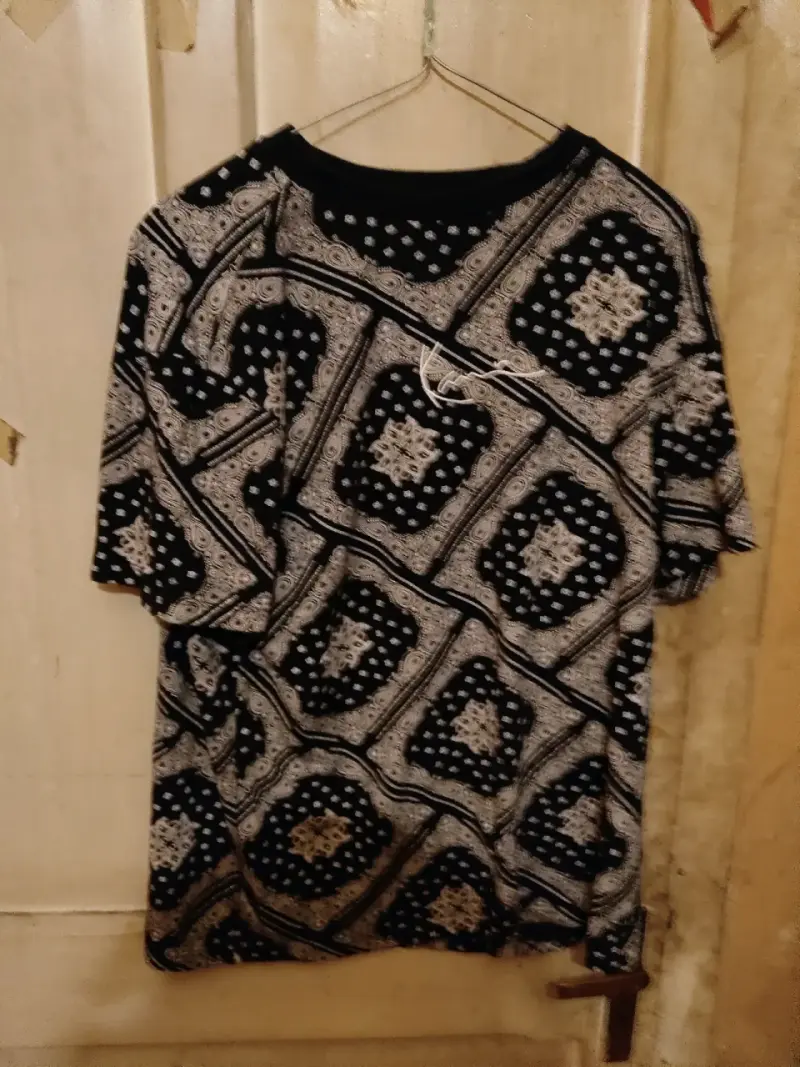 Polera estampada en blanco y negro