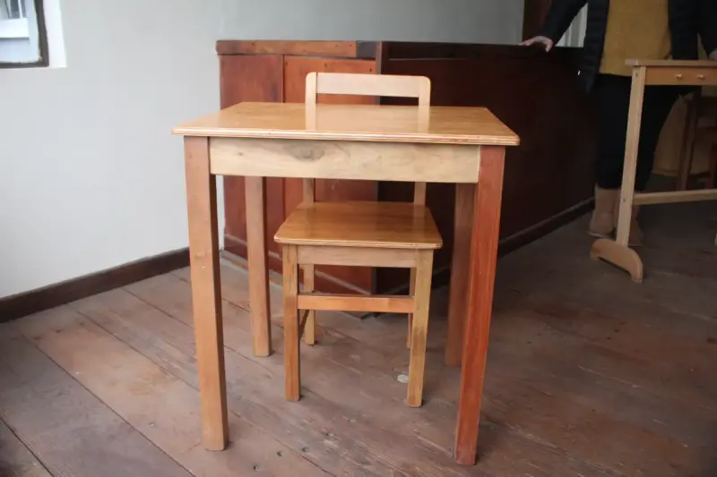 Conjunto de Mesa y Silla de Madera para Niños - 1