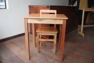 Conjunto de Mesa y Silla de Madera para Niños - miniatura 1