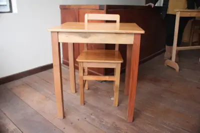 Conjunto de Mesa y Silla de Madera para Niños - miniatura 2