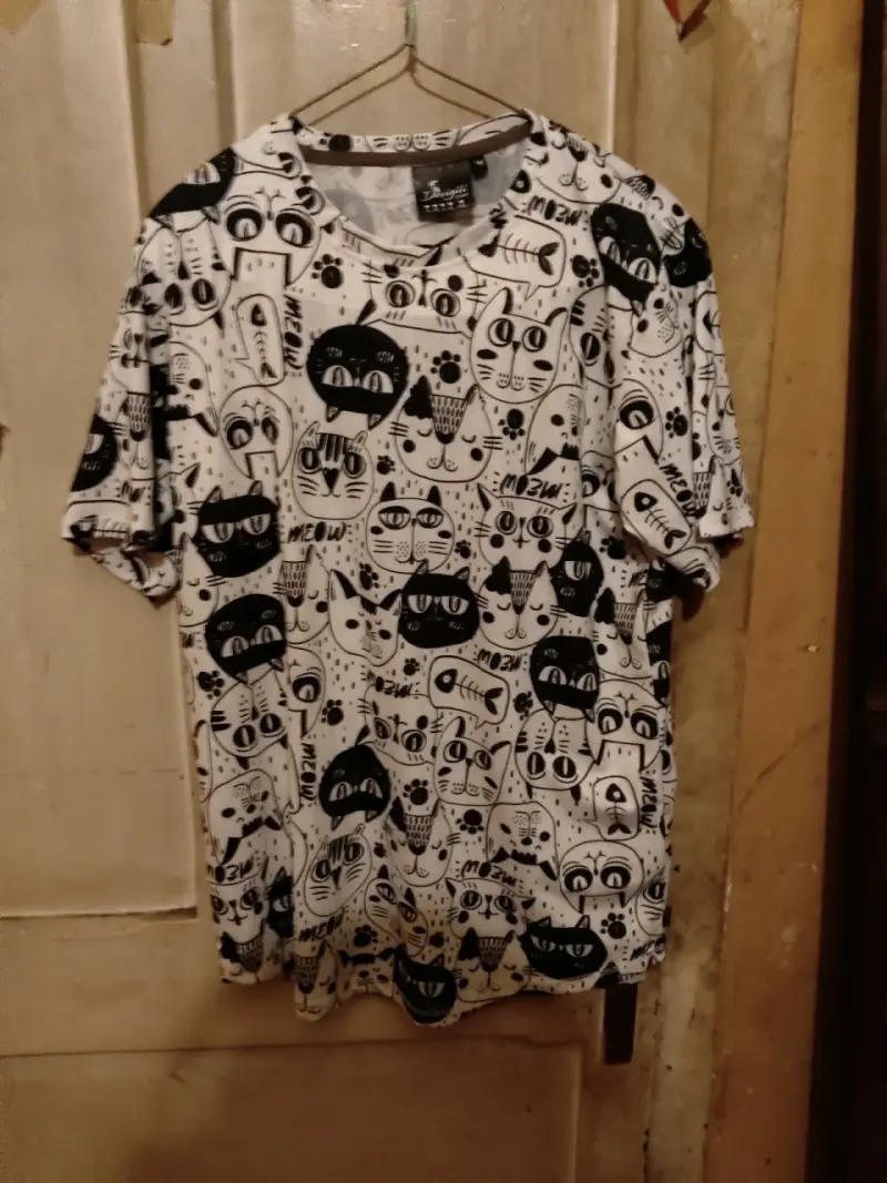 Polera estampada de gatos