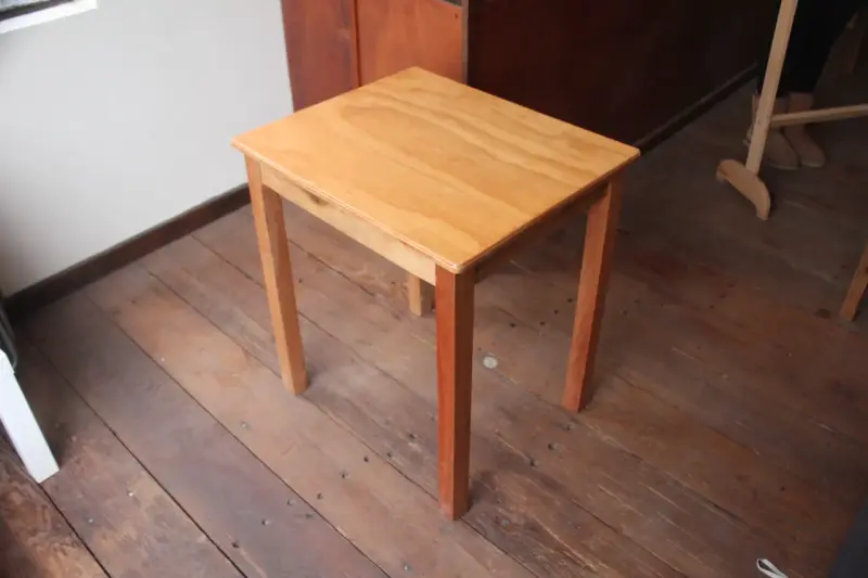 Mesa de madera pequeña para interiores - 1
