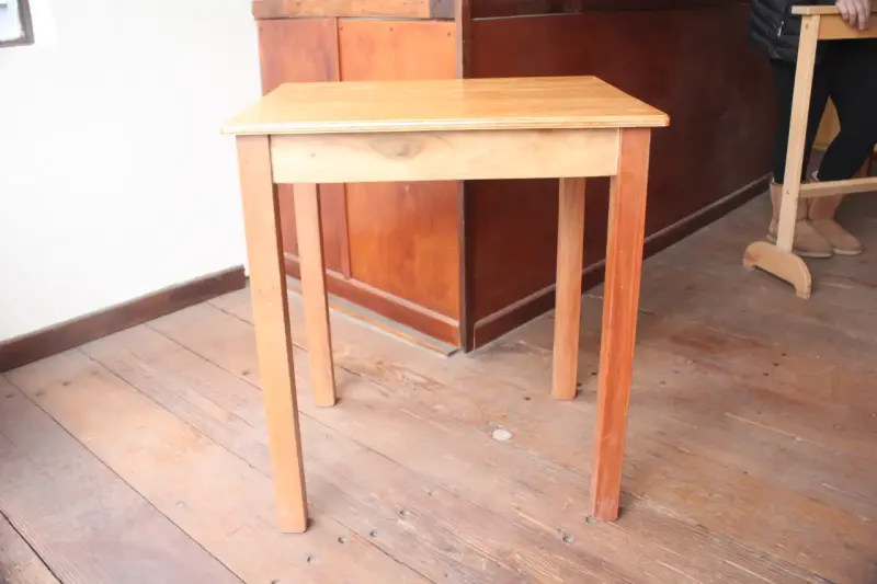 Mesa de madera pequeña para interiores - 2