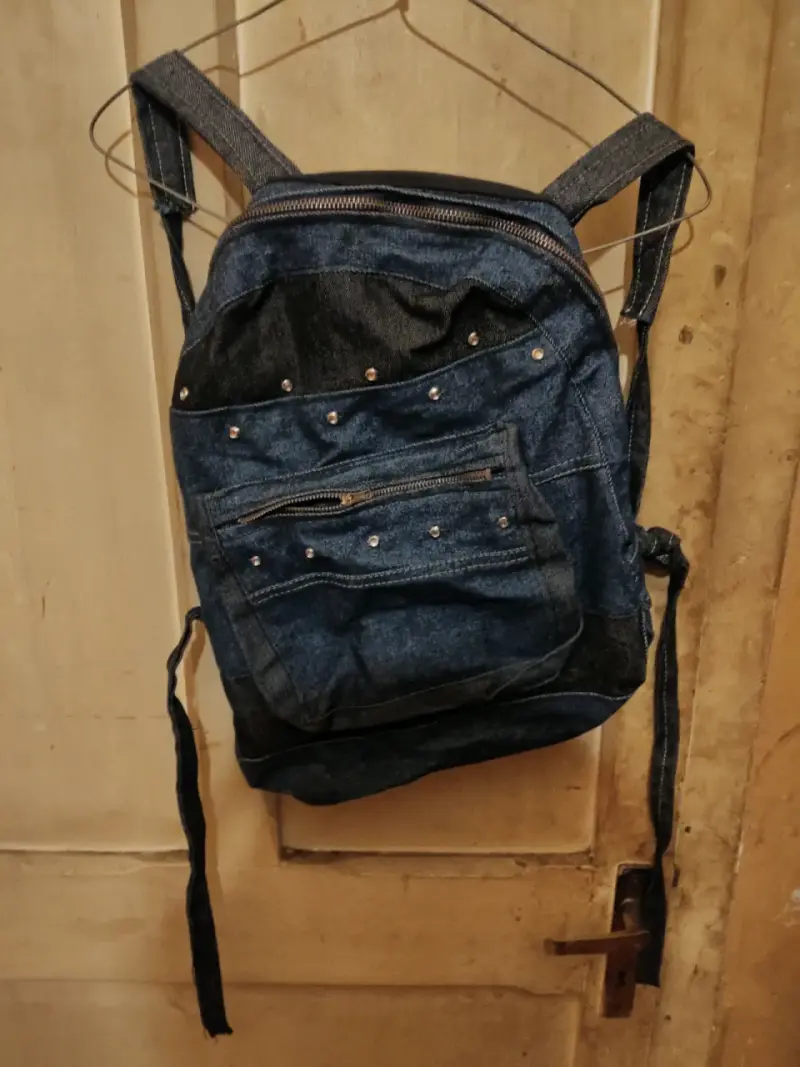 Mochila de mezclilla con tachas
