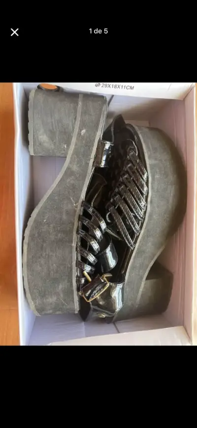 Sandalias negras de plataforma con hebilla - miniatura 1