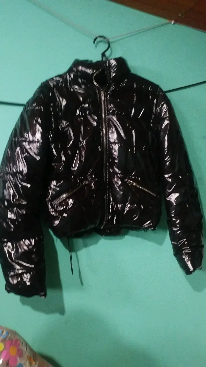 Chaqueta acolchada negra brillante para mujer