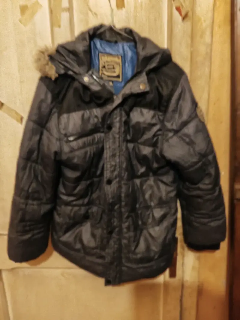 Chaqueta acolchada con capucha para hombre