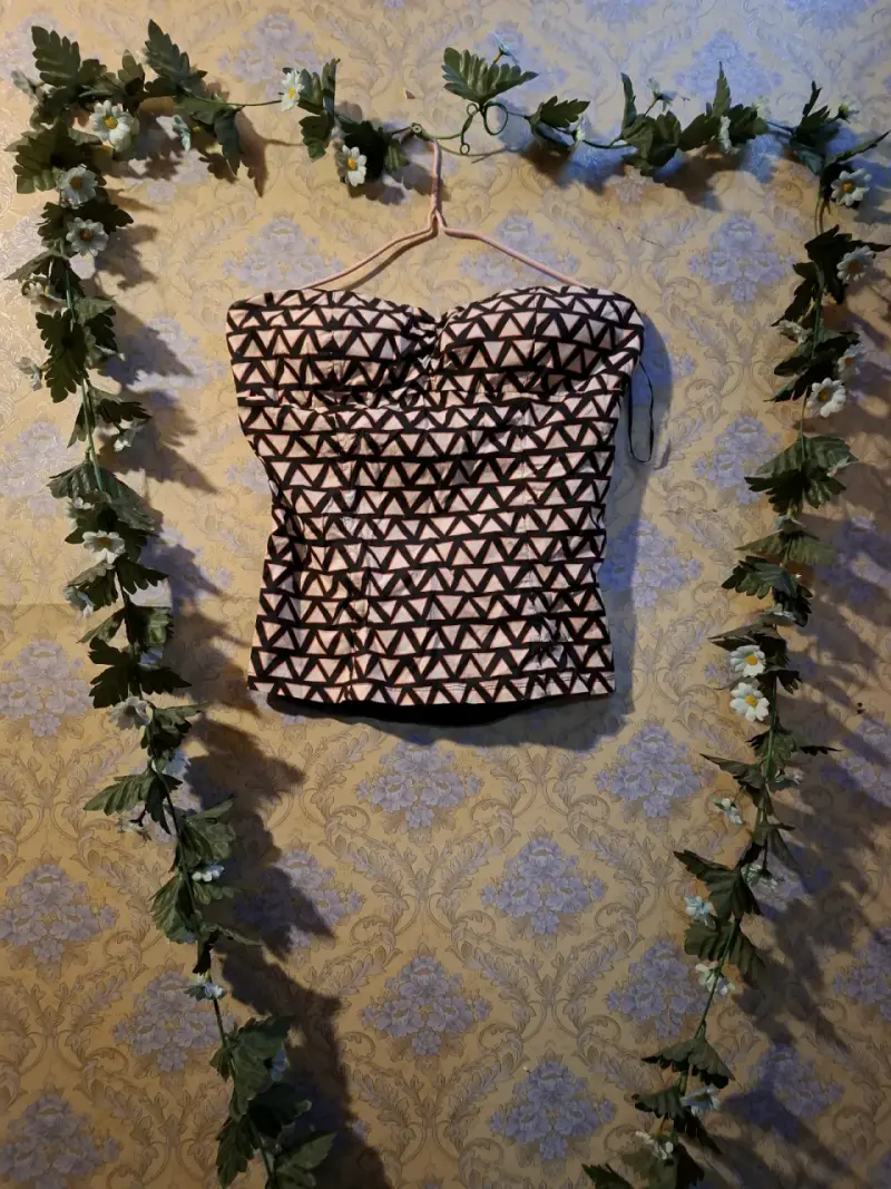 Top strapless con estampado geométrico