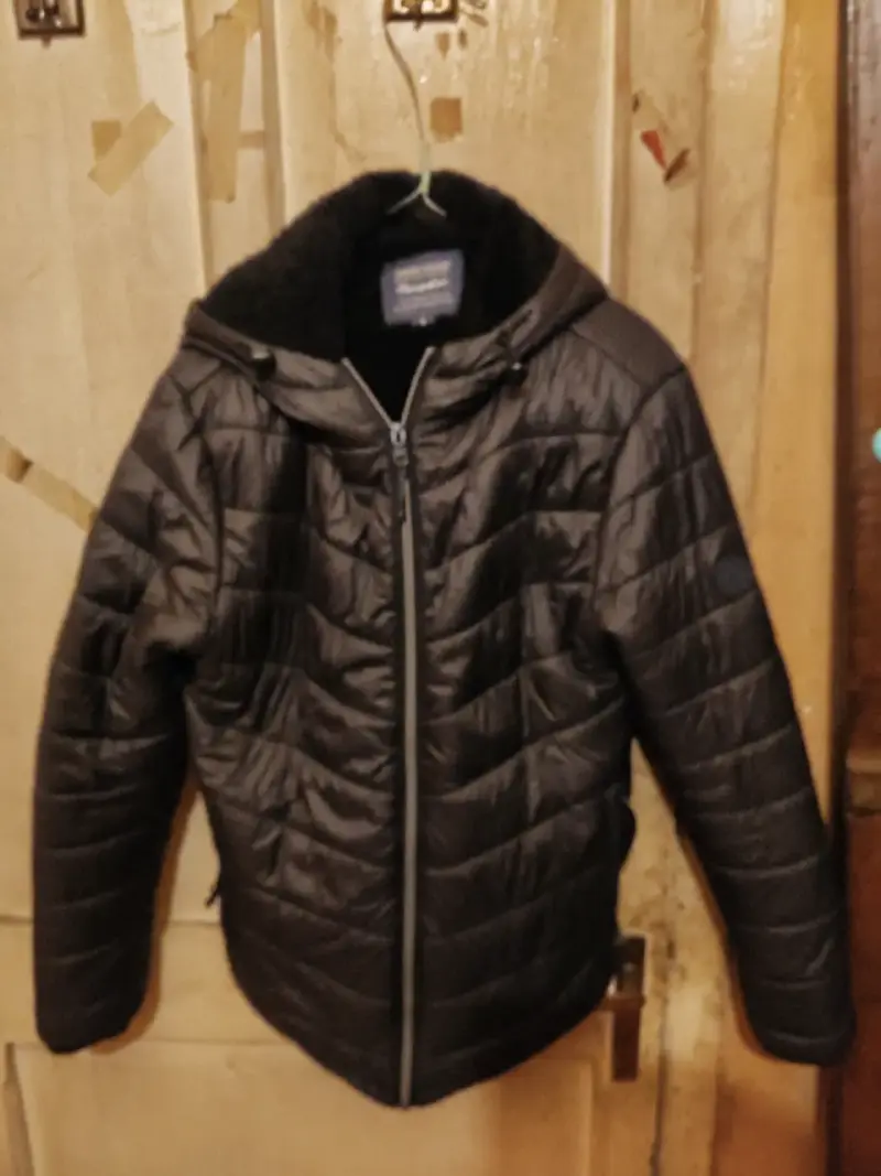 Chaqueta acolchada negra con capucha