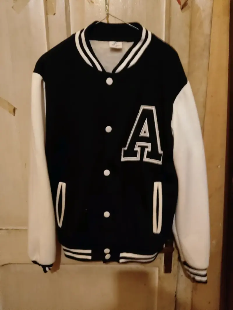 Chaqueta varsity negra y blanca con letra A
