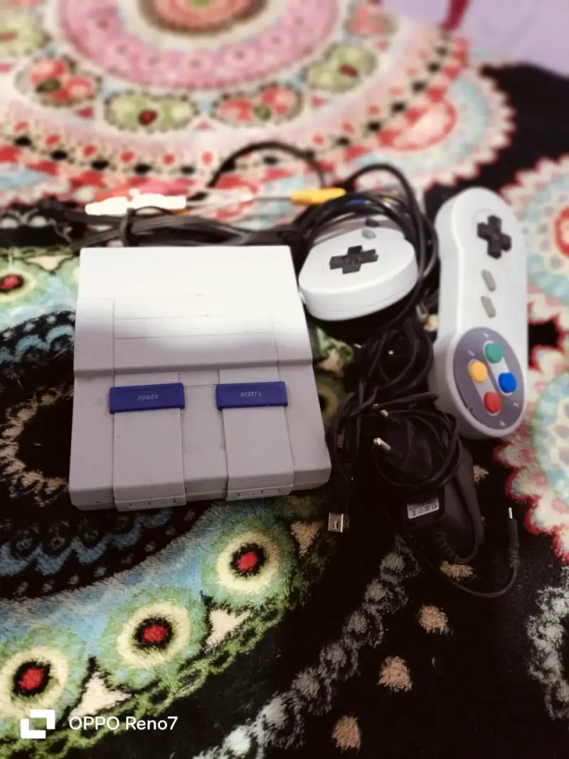 Consola retro con controles y cables