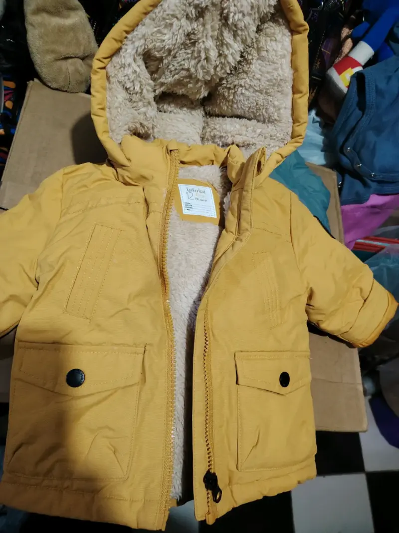 Chaqueta amarilla para bebé con capucha y forro polar - 1