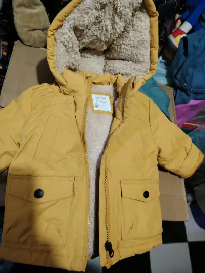 Chaqueta amarilla para bebé con capucha y forro polar - miniatura 1