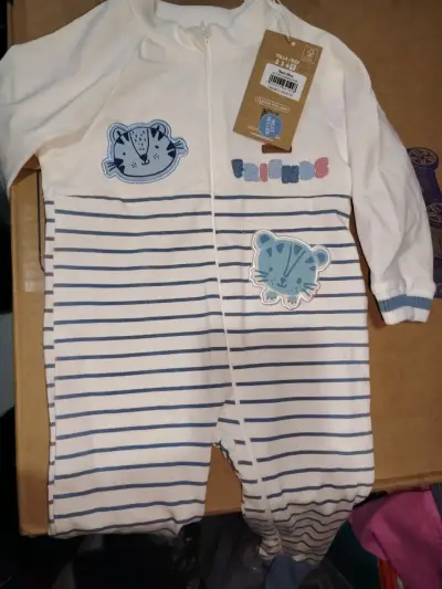 Chaqueta amarilla para bebé con capucha y forro polar - miniatura 3