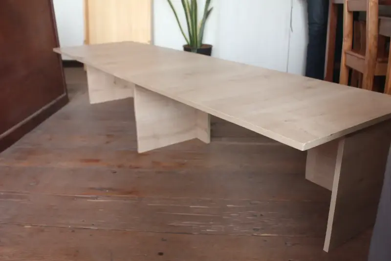 Mesa o repisa de madera clara - 1
