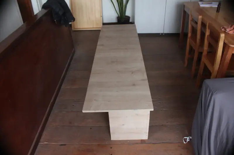 Mesa o repisa de madera clara - 2