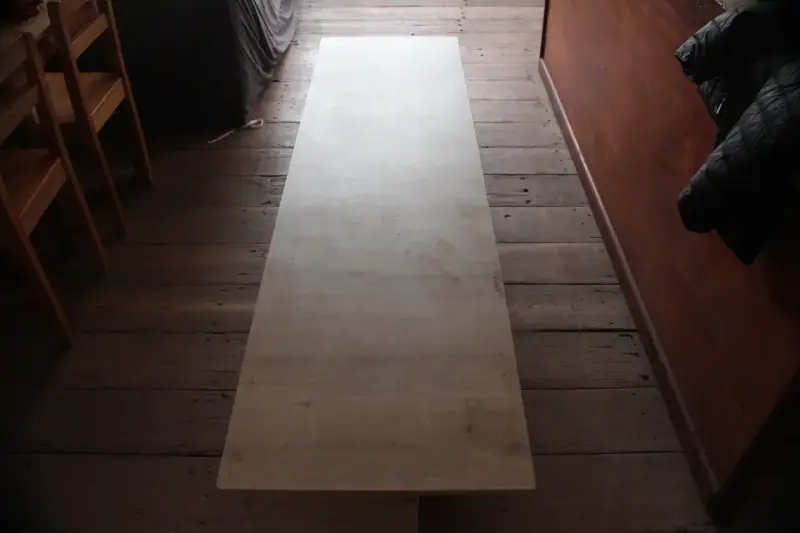 Mesa o repisa de madera clara - 3