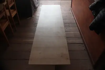 Mesa o repisa de madera clara - miniatura 3