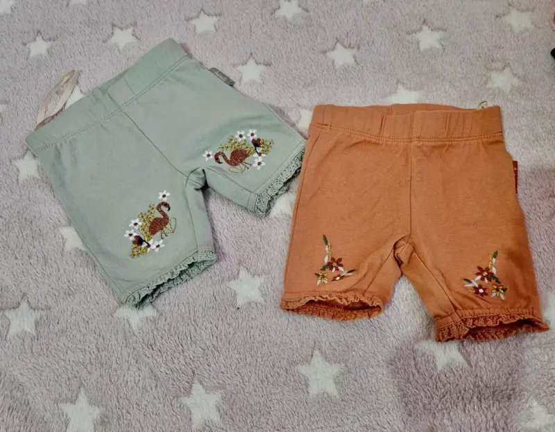 Shorts de bebé con bordado floral