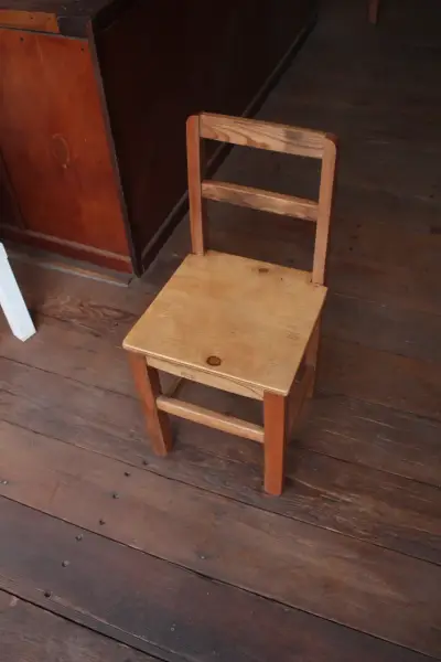 Mesa y silla de madera para niños - miniatura 4