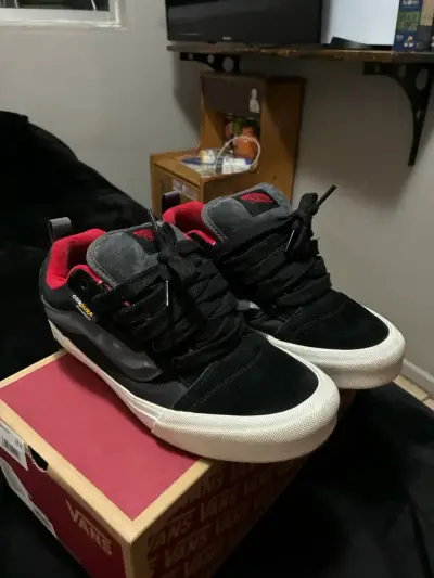 Zapatillas Vans negras con detalles rojos - miniatura 1