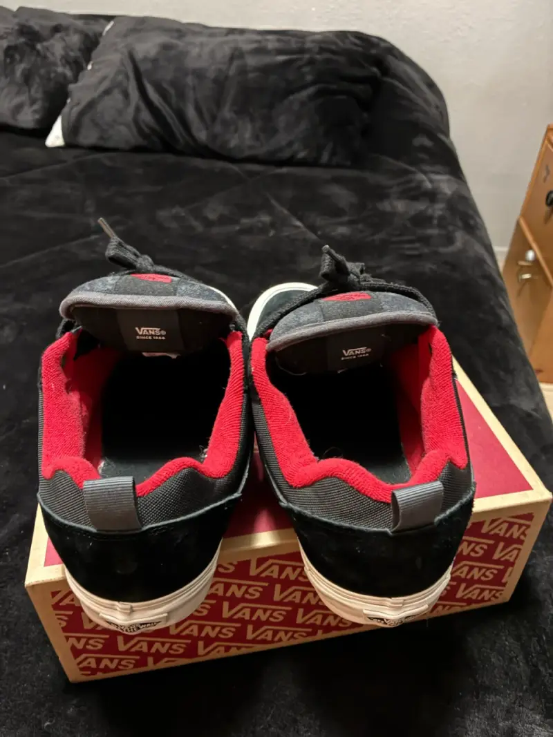 Zapatillas Vans negras con detalles rojos - 3