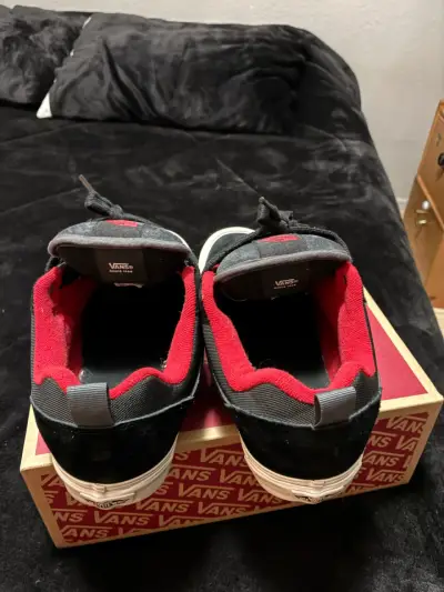 Zapatillas Vans negras con detalles rojos - miniatura 3