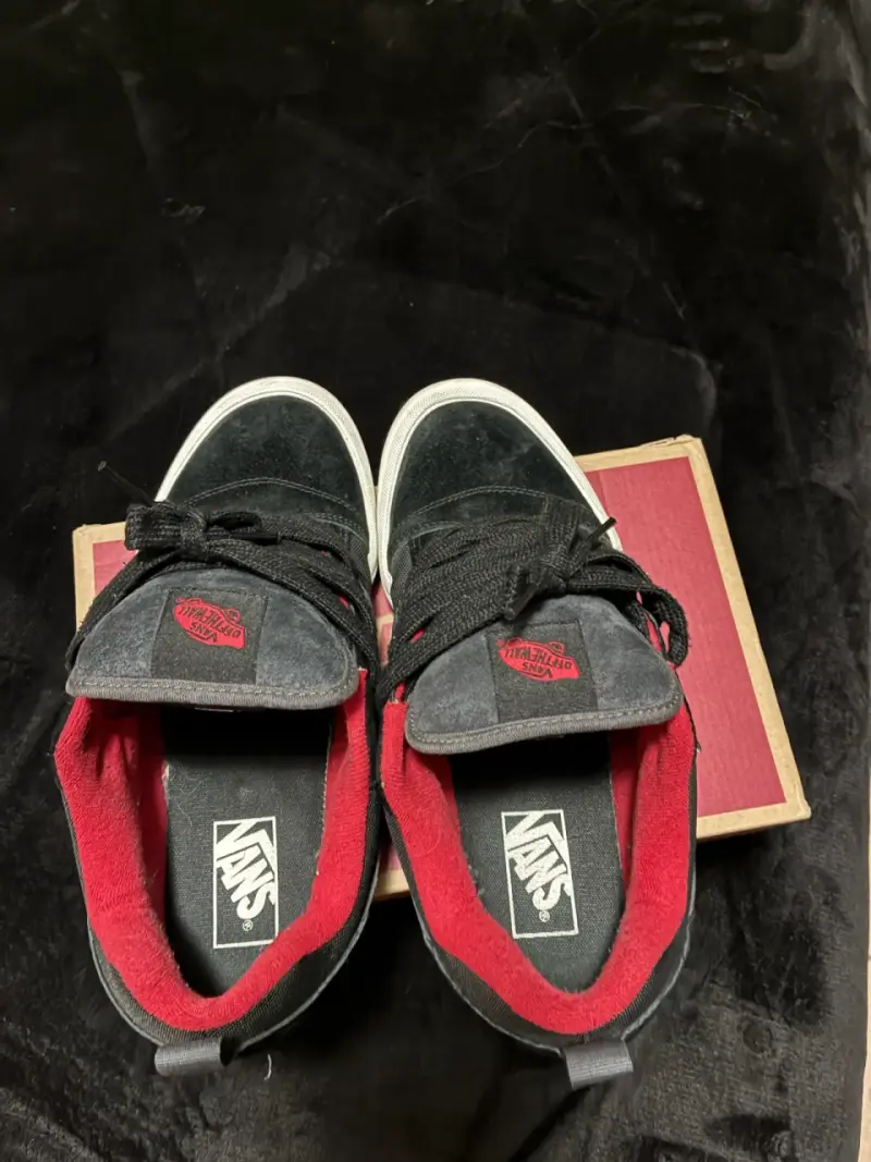Zapatillas Vans negras con detalles rojos - 4