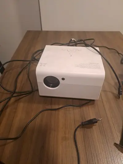 Proyector portátil blanco con cables - miniatura 1