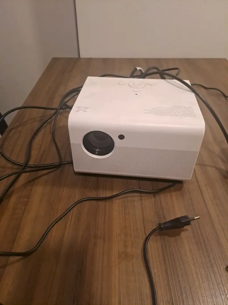 Proyector portátil blanco con cables - 2