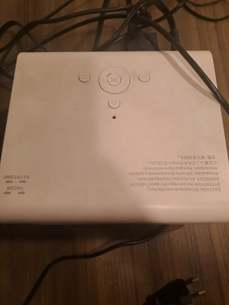 Proyector portátil blanco con cables - 3