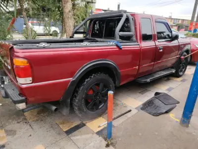 Camioneta Ford Ranger roja en buen estado - miniatura 1