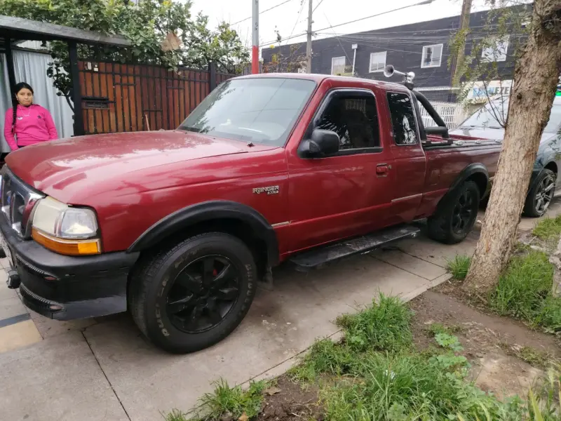 Camioneta Ford Ranger roja en buen estado - 2