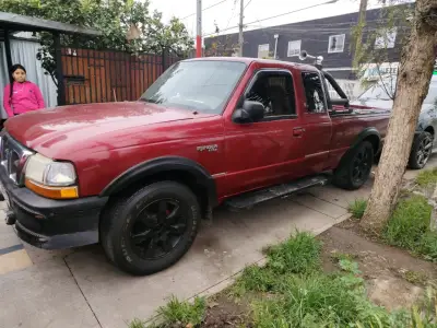 Camioneta Ford Ranger roja en buen estado - miniatura 2