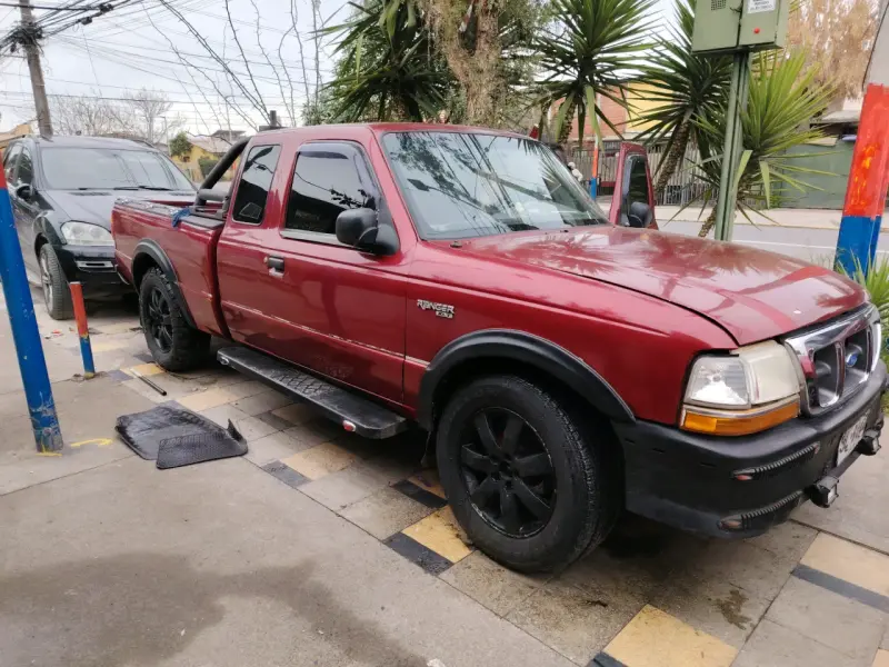 Camioneta Ford Ranger roja en buen estado - 3