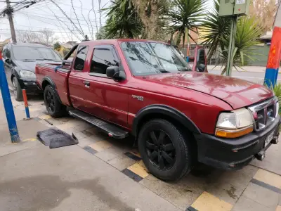 Camioneta Ford Ranger roja en buen estado - miniatura 3