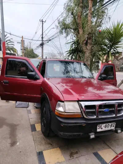 Camioneta Ford Ranger roja en buen estado - miniatura 4