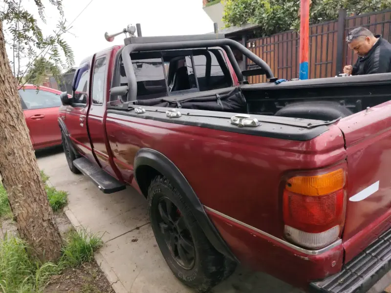 Camioneta Ford Ranger roja en buen estado - 5