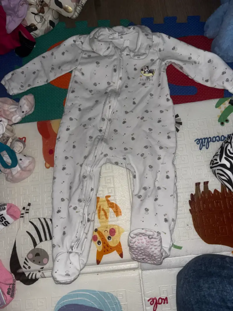 Pijama enterito para bebé con diseño de Minnie - 1