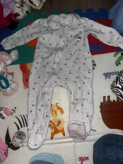 Pijama enterito para bebé con diseño de Minnie - miniatura 1