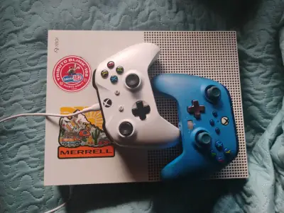 Consola Xbox One S con dos controles - miniatura 1