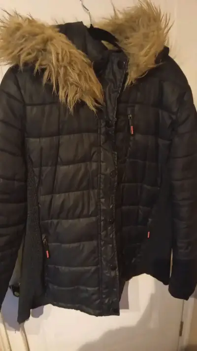 Chaqueta acolchada negra con capucha de piel sintética - miniatura 1