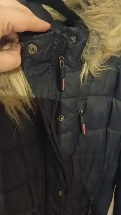 Chaqueta acolchada negra con capucha de piel sintética - miniatura 2