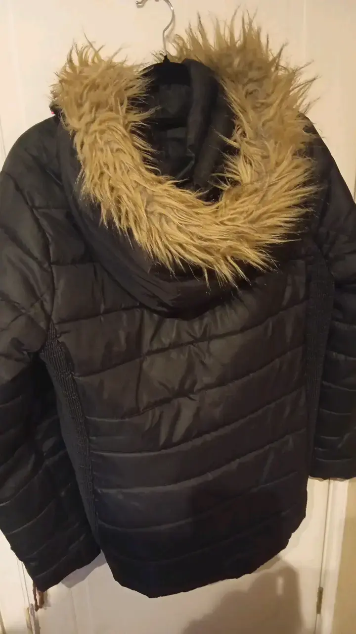 Chaqueta acolchada negra con capucha de piel sintética - 3