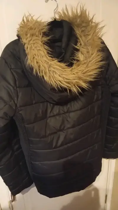 Chaqueta acolchada negra con capucha de piel sintética - miniatura 3