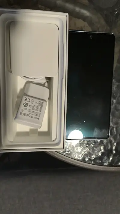 Samsung Galaxy S20 FE con cargador original - miniatura 3