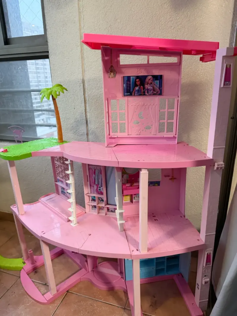 Casa de muñecas Barbie de tres pisos - 1