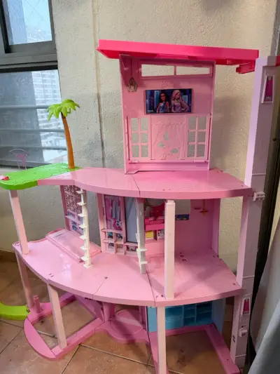Casa de muñecas Barbie de tres pisos - miniatura 1