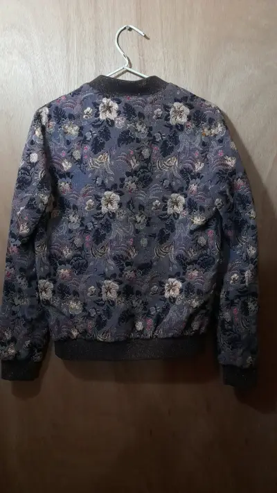 Chaqueta bomber floral para mujer - miniatura 3