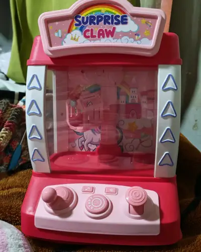 Mini máquina de garra sorpresa para niños - miniatura 1